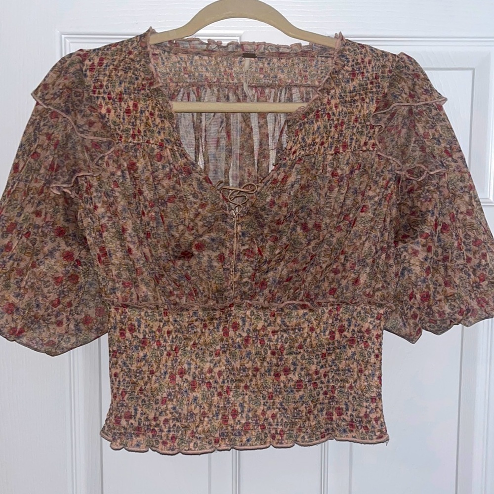 Free People balloon sleeve floral peasant shirt size medium. Floral print..